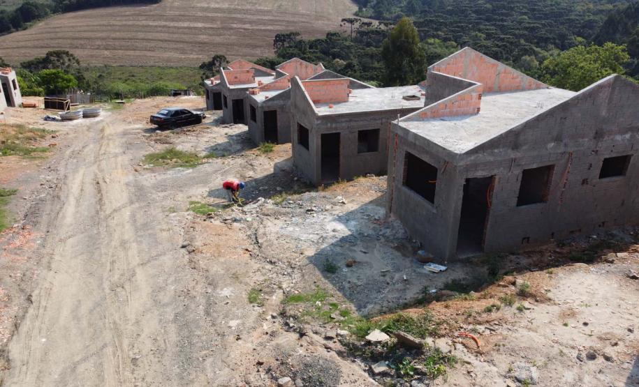 Construção das 157 casas na Vila Zezo em Imbituva,  o local passará por ação completa de regularização fundiária, com demarcação dos lotes individualizados e entrega de títulos de propriedade aos moradores. Também serão feitas obras de infraestrutura complementar para urbanização completa da região.