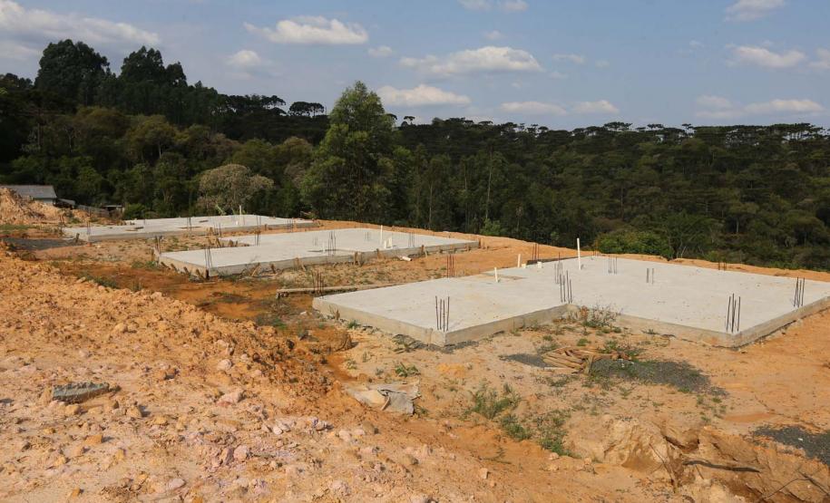 Construção das 157 casas na Vila Zezo em Imbituva,  o local passará por ação completa de regularização fundiária, com demarcação dos lotes individualizados e entrega de títulos de propriedade aos moradores. Também serão feitas obras de infraestrutura complementar para urbanização completa da região.