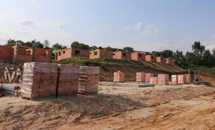 Construção das 157 casas na Vila Zezo em Imbituva,  o local passará por ação completa de regularização fundiária, com demarcação dos lotes individualizados e entrega de títulos de propriedade aos moradores. Também serão feitas obras de infraestrutura complementar para urbanização completa da região.