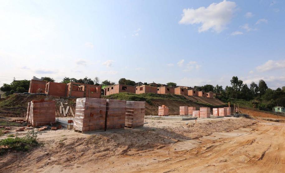Construção das 157 casas na Vila Zezo em Imbituva,  o local passará por ação completa de regularização fundiária, com demarcação dos lotes individualizados e entrega de títulos de propriedade aos moradores. Também serão feitas obras de infraestrutura complementar para urbanização completa da região.