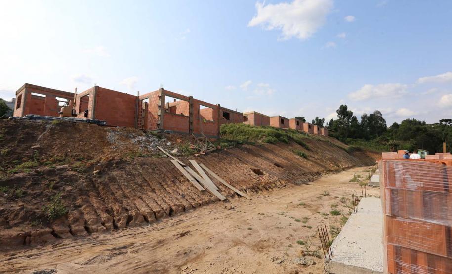 Construção das 157 casas na Vila Zezo em Imbituva,  o local passará por ação completa de regularização fundiária, com demarcação dos lotes individualizados e entrega de títulos de propriedade aos moradores. Também serão feitas obras de infraestrutura complementar para urbanização completa da região.