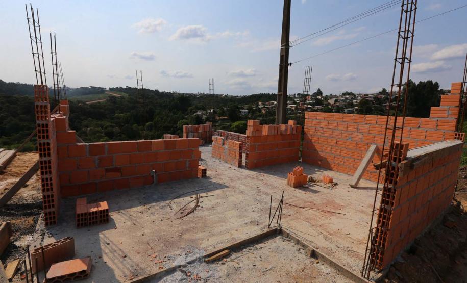Construção das 157 casas na Vila Zezo em Imbituva,  o local passará por ação completa de regularização fundiária, com demarcação dos lotes individualizados e entrega de títulos de propriedade aos moradores. Também serão feitas obras de infraestrutura complementar para urbanização completa da região.