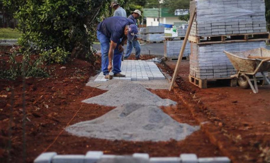 Obras de Pavimentação asfáltica e calçada na cidade de Braganey