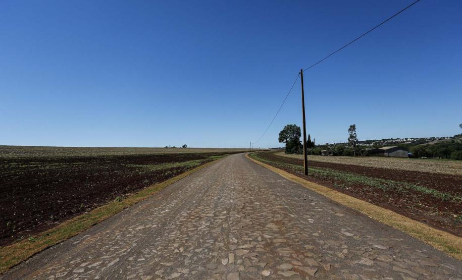 Pavimentacão em Pedra Poliédrica na KD-306  em Palotina