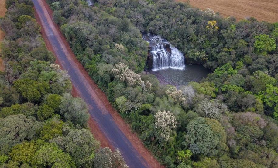 Asfalto em estrada rural valoriza o turismo e a produção de Mariópolis