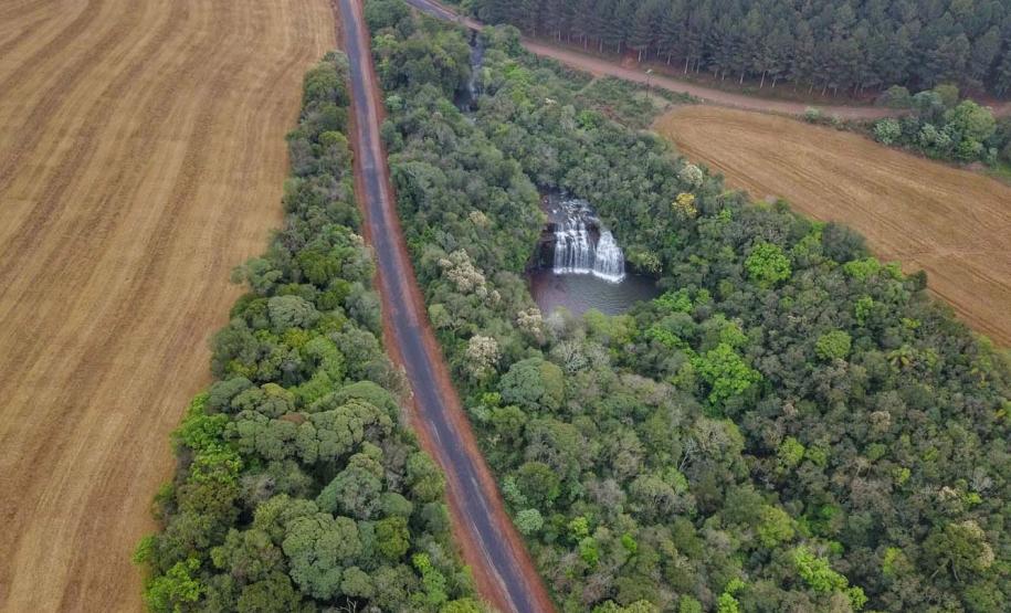 Asfalto em estrada rural valoriza o turismo e a produção de Mariópolis
