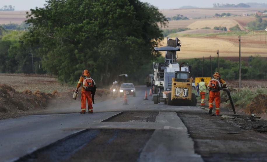 Recape asfáltico na PR 495 em Missal