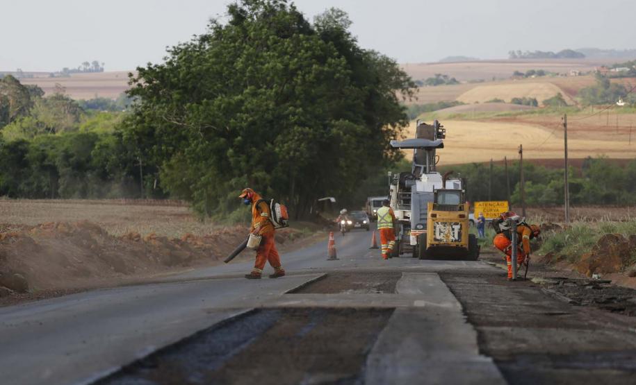 Recape asfáltico na PR 495 em Missal