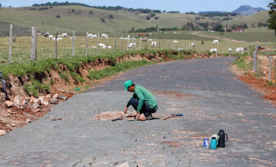 Pavimentação poliédrica em paralelepipedo rodovia oscar fogaça leite em ribeirao claro.