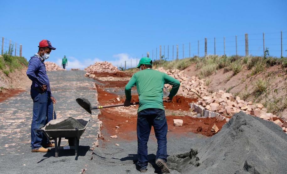 Pavimentação poliédrica em paralelepipedo rodovia oscar fogaça leite em ribeirao claro.