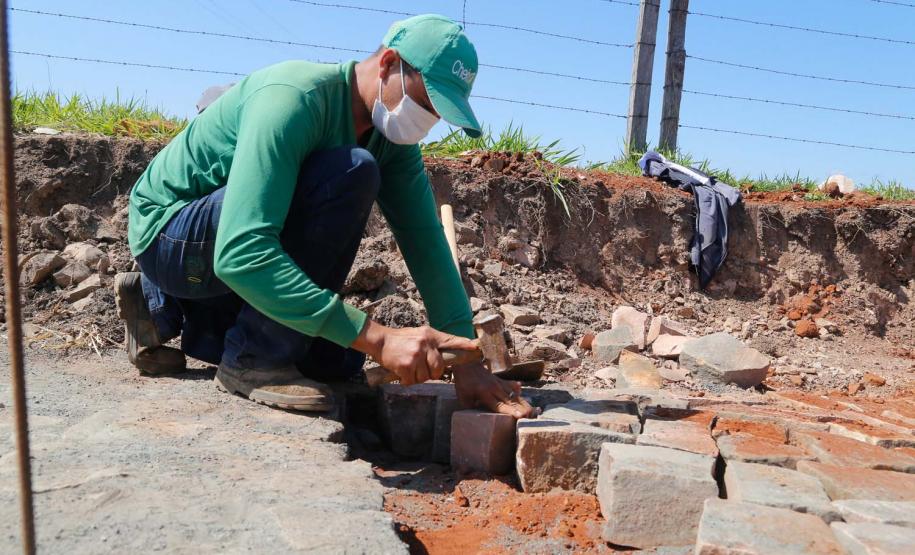 Pavimentação poliédrica em paralelepipedo rodovia oscar fogaça leite em ribeirao claro.