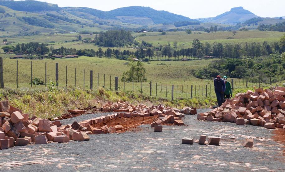 Pavimentação poliédrica em paralelepipedo rodovia oscar fogaça leite em ribeirao claro.