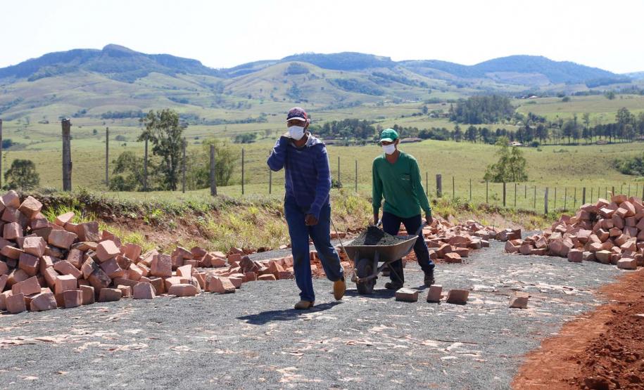 Pavimentação poliédrica em paralelepipedo rodovia oscar fogaça leite em ribeirao claro.