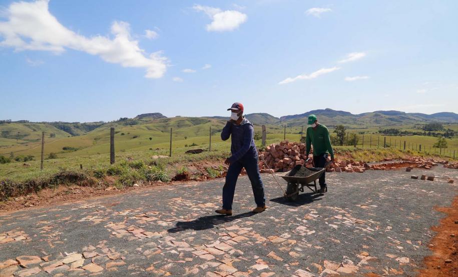 Pavimentação poliédrica em paralelepipedo rodovia oscar fogaça leite em ribeirao claro.