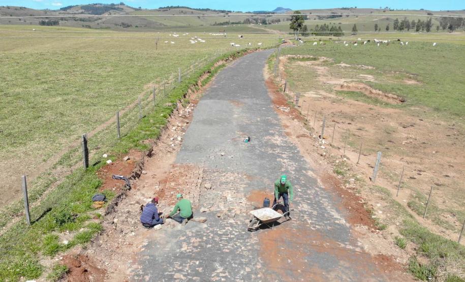 Pavimentação poliédrica em paralelepipedo rodovia oscar fogaça leite em ribeirao claro.